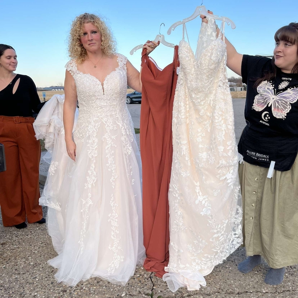 Wedding dress - Picture 11 of 11